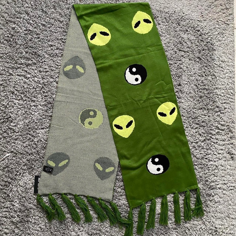 hot topic alien + yin yanga scarf!
